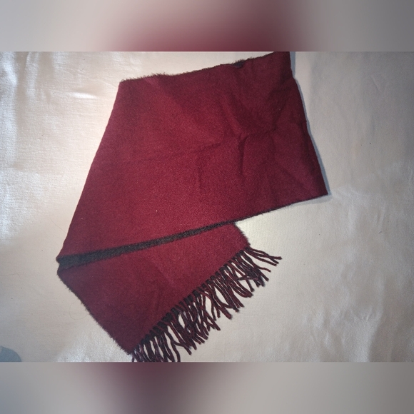 Elegant Gray and Red Scarf - Picture 5 of 7
